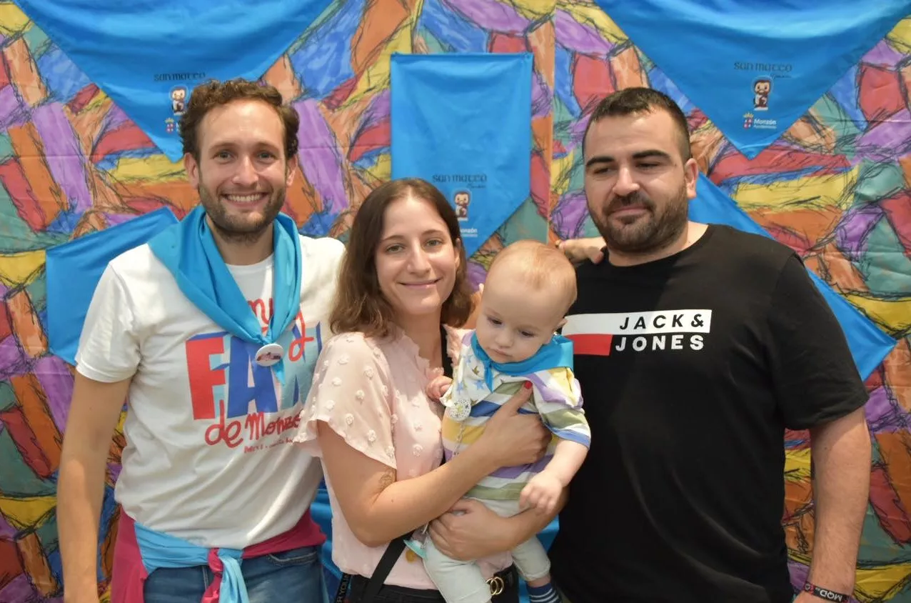 Acto de entrega de la primera pañoleta de San Mateo a los bebés en Monzón.
