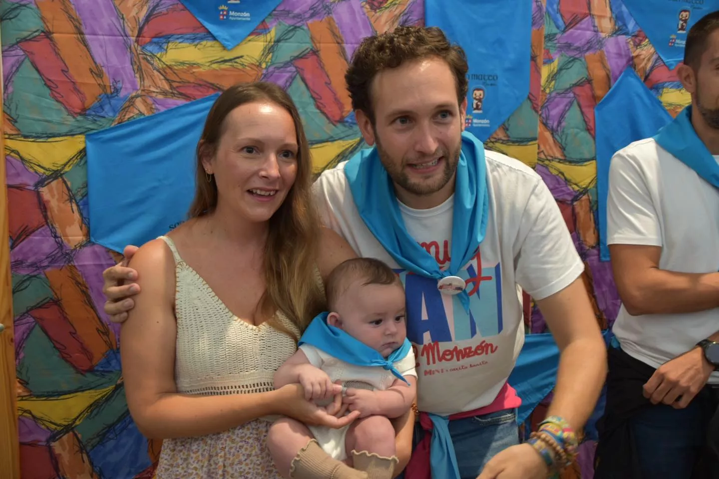 Acto de entrega de la primera pañoleta de San Mateo a los bebés en Monzón.