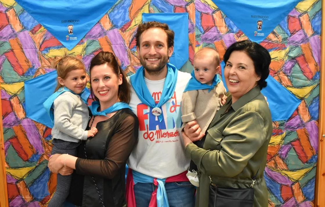 Acto de entrega de la primera pañoleta de San Mateo a los bebés en Monzón.