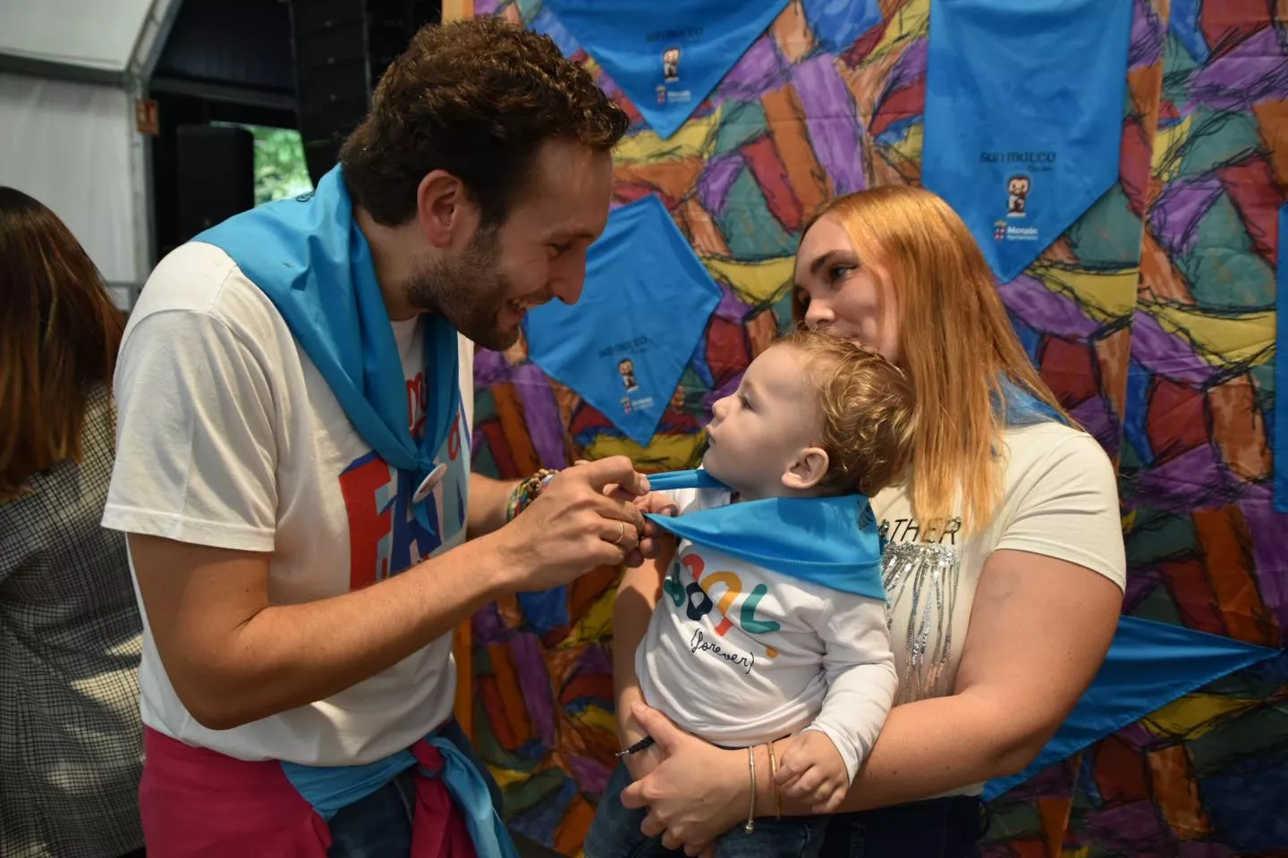 Acto de entrega de la primera pañoleta de San Mateo a los bebés en Monzón.