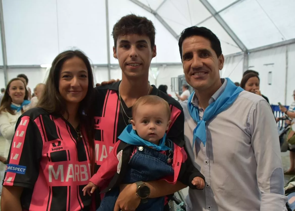 Acto de entrega de la primera pañoleta de San Mateo a los bebés en Monzón.