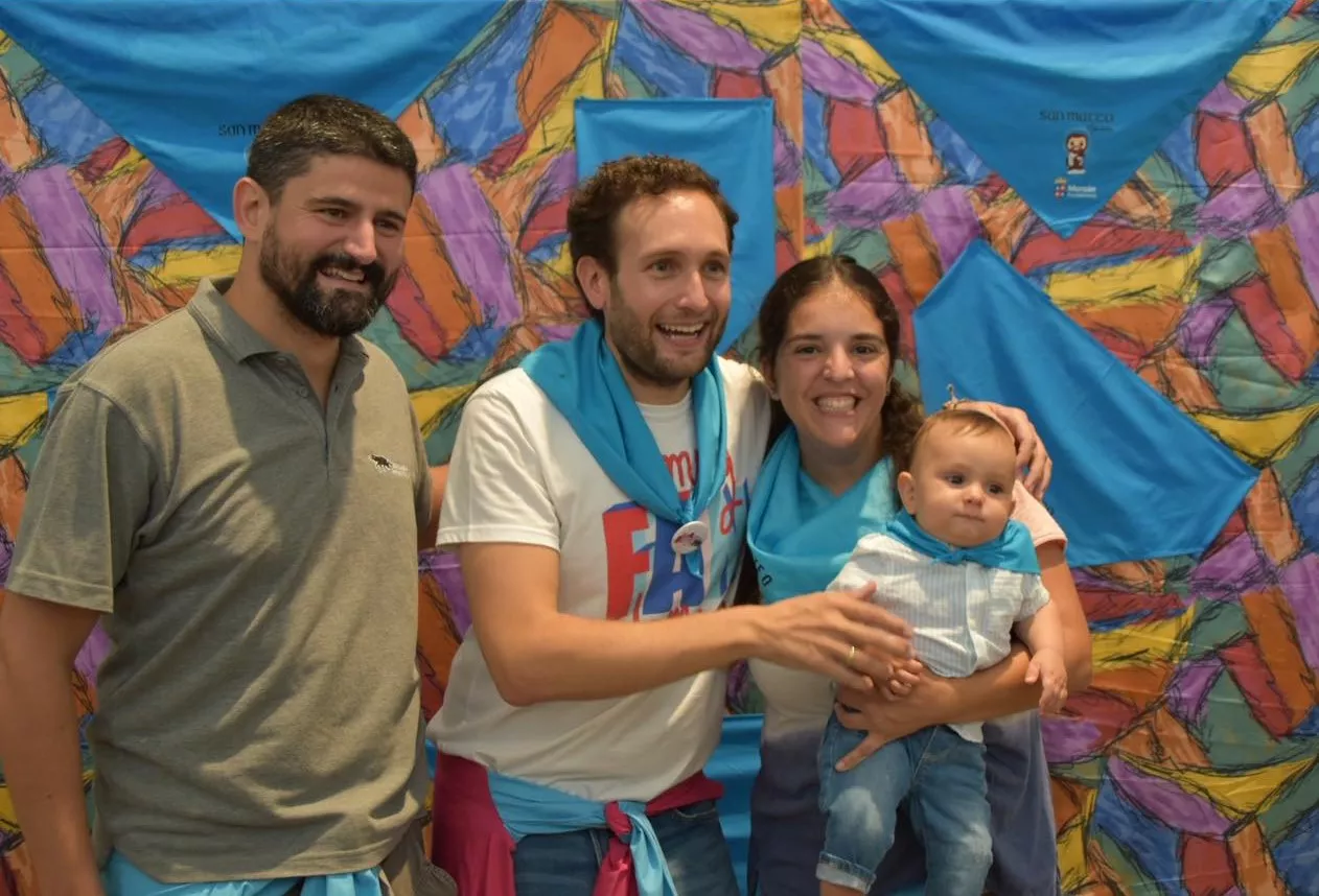 Acto de entrega de la primera pañoleta de San Mateo a los bebés en Monzón.