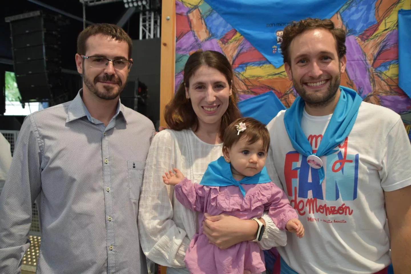 Acto de entrega de la primera pañoleta de San Mateo a los bebés en Monzón.
