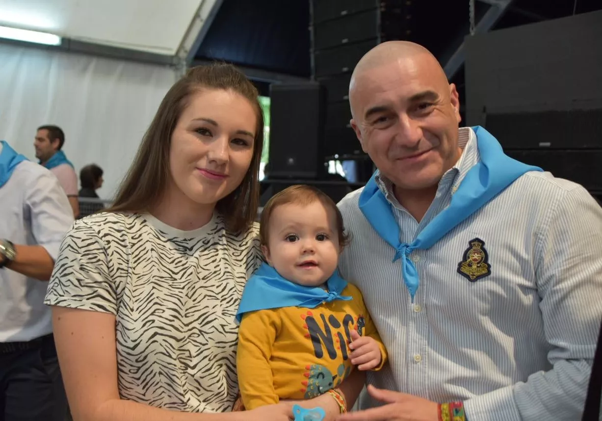 Acto de entrega de la primera pañoleta de San Mateo a los bebés en Monzón.