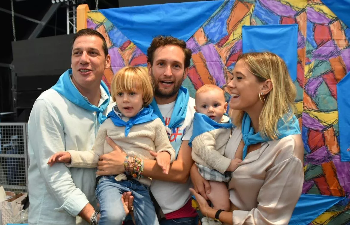 Acto de entrega de la primera pañoleta de San Mateo a los bebés en Monzón.