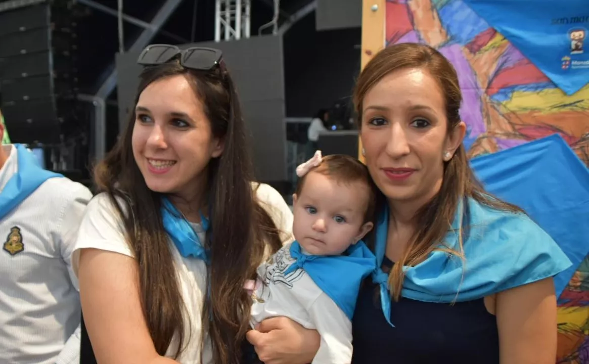 Acto de entrega de la primera pañoleta de San Mateo a los bebés en Monzón.