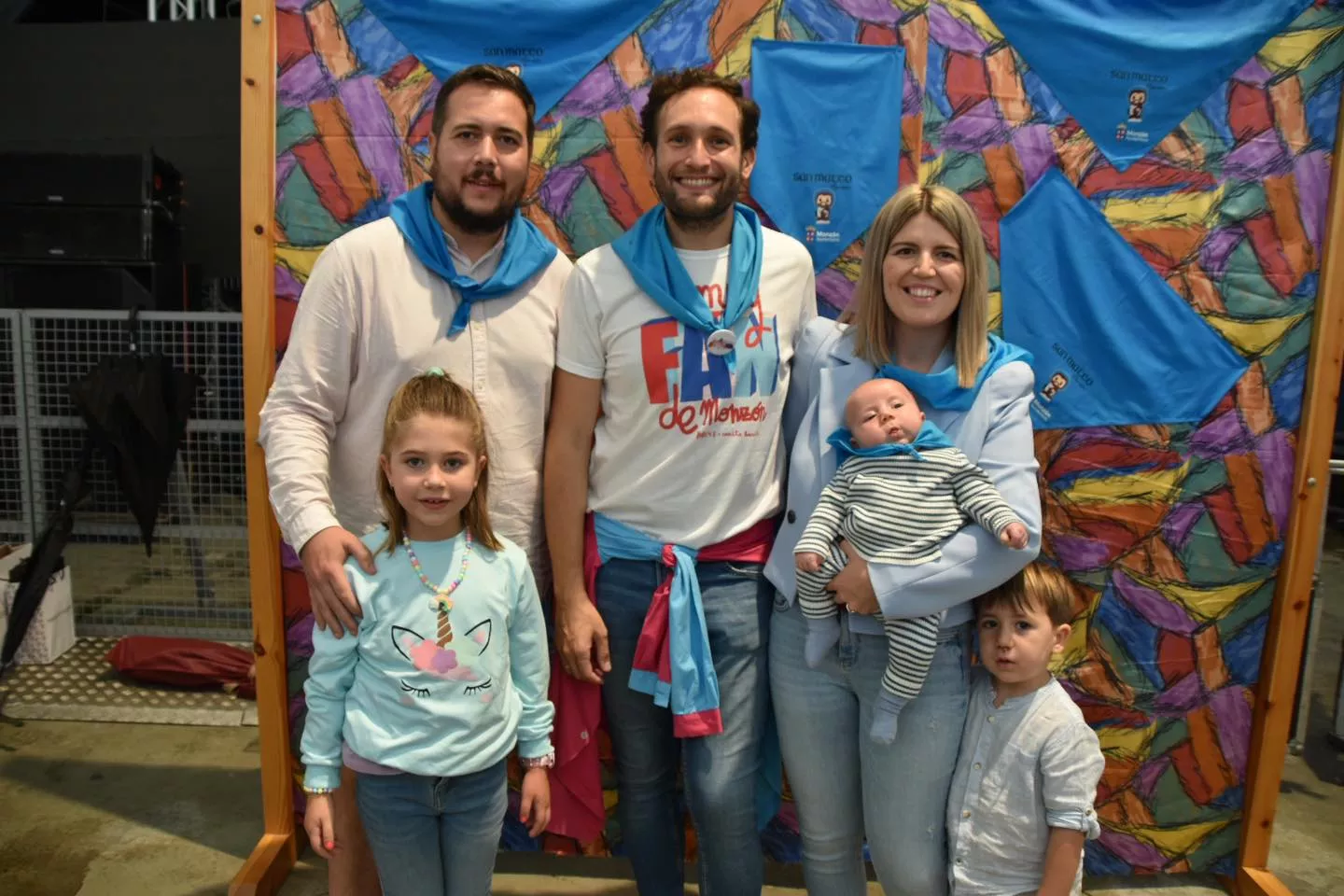 Acto de entrega de la primera pañoleta de San Mateo a los bebés en Monzón.