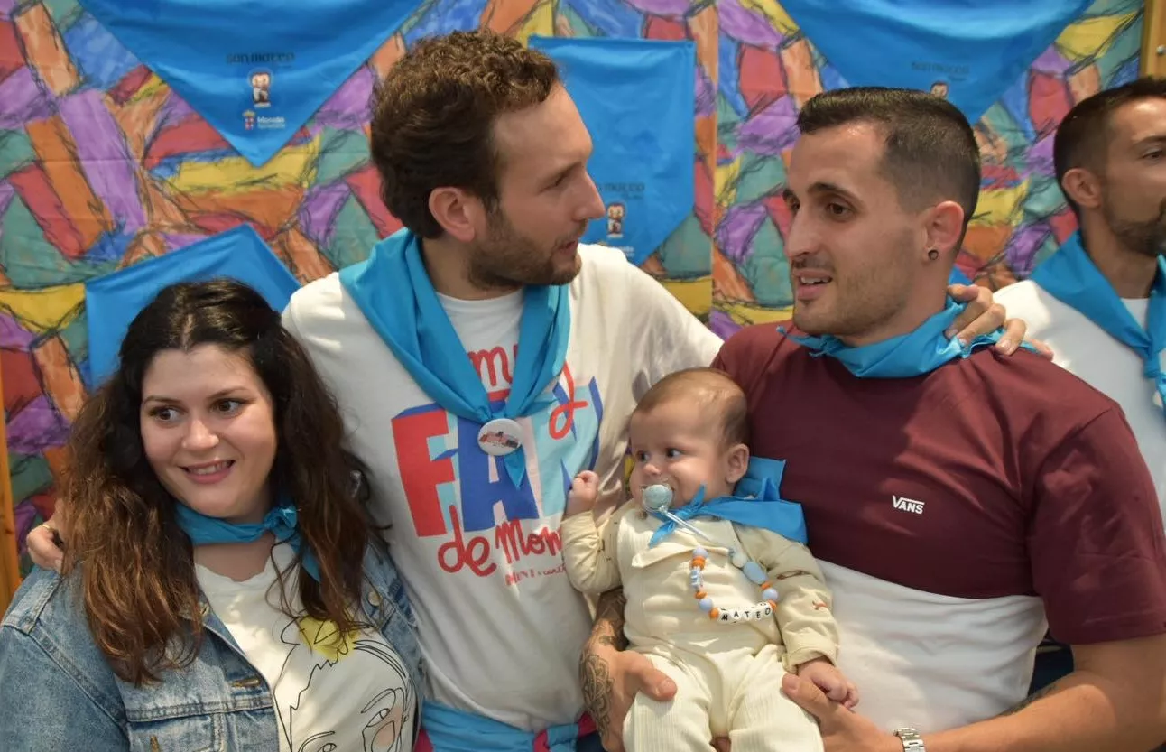 Acto de entrega de la primera pañoleta de San Mateo a los bebés en Monzón.