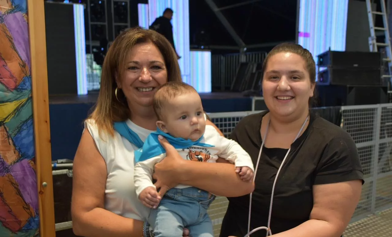 Acto de entrega de la primera pañoleta de San Mateo a los bebés en Monzón.