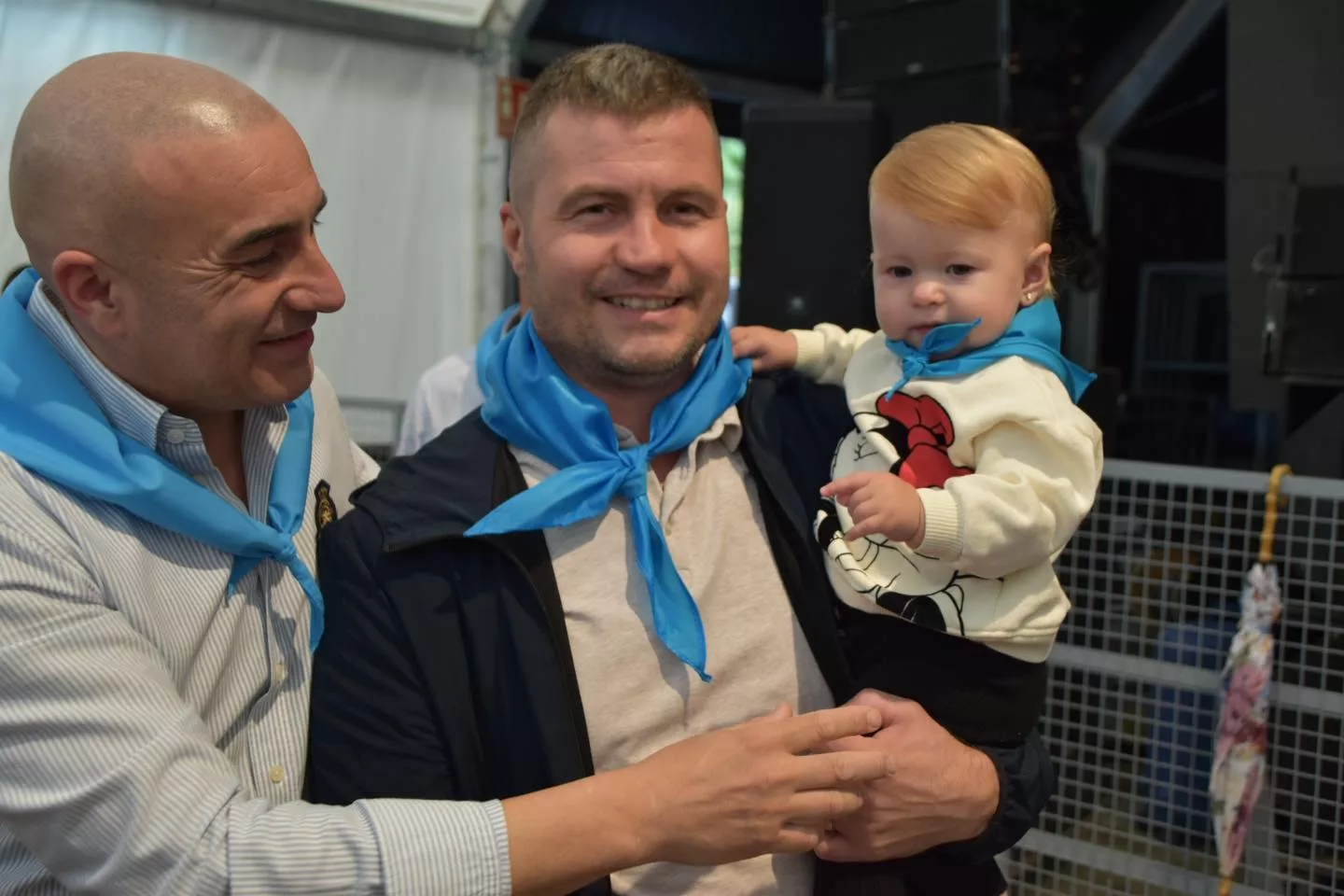 Acto de entrega de la primera pañoleta de San Mateo a los bebés en Monzón.