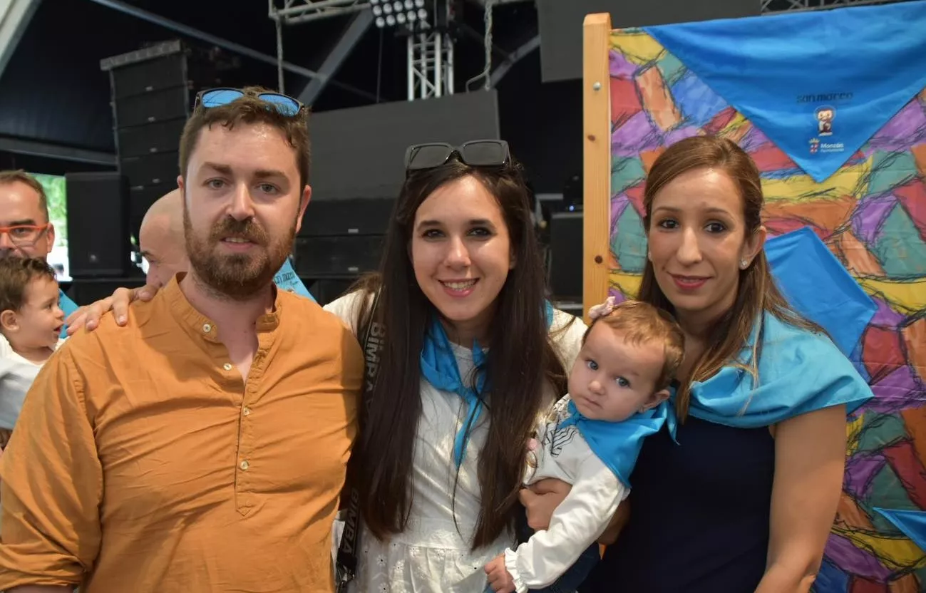 Acto de entrega de la primera pañoleta de San Mateo a los bebés en Monzón.