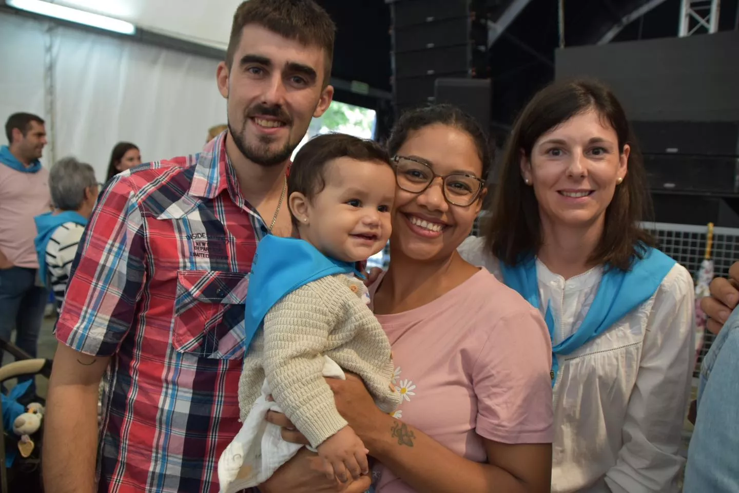 Acto de entrega de la primera pañoleta de San Mateo a los bebés en Monzón.