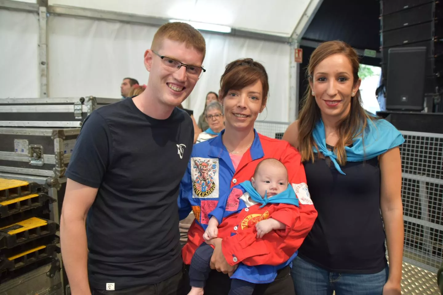 Acto de entrega de la primera pañoleta de San Mateo a los bebés en Monzón.