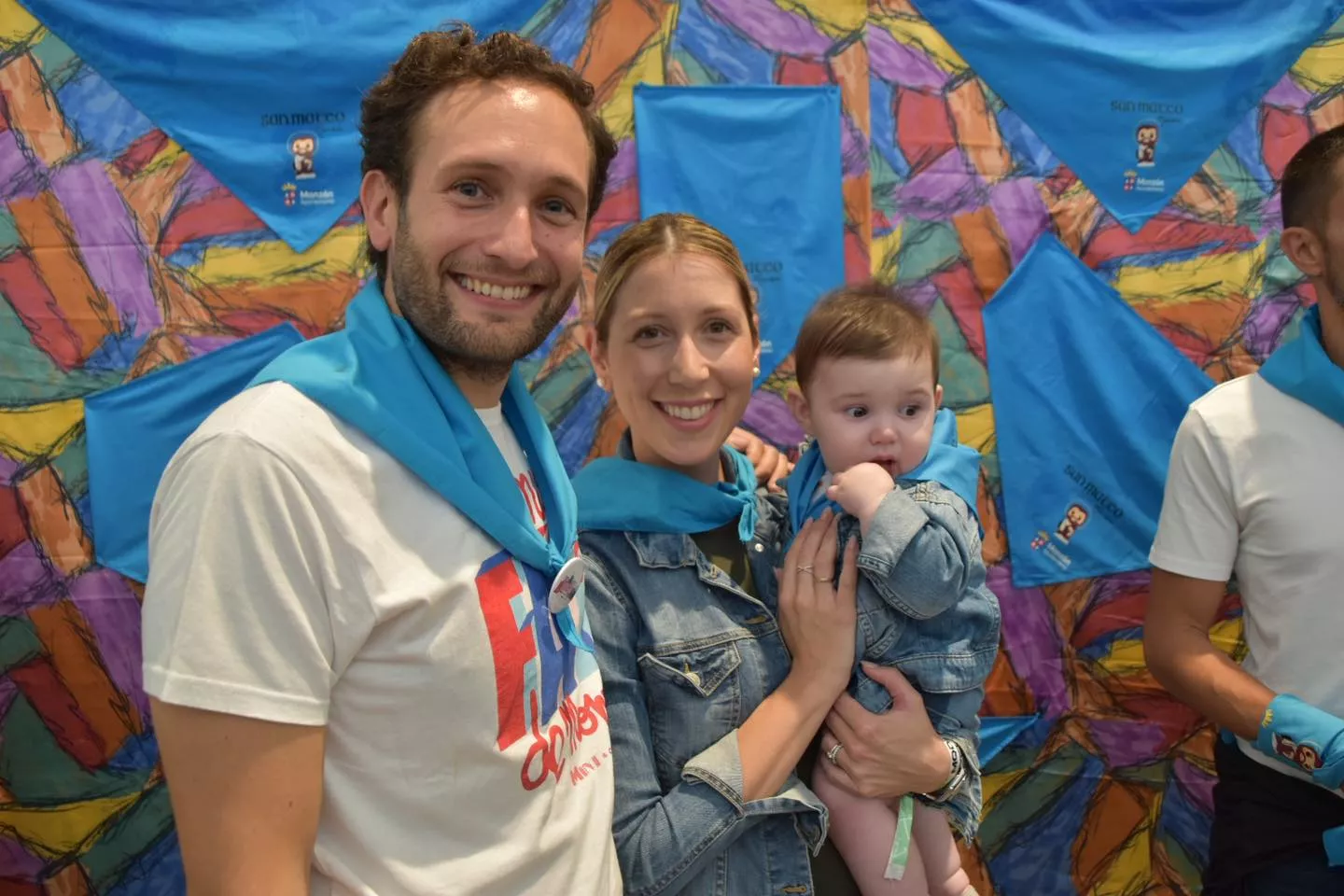 Acto de entrega de la primera pañoleta de San Mateo a los bebés en Monzón.
