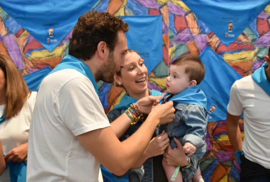 Acto de entrega de la primera pañoleta de San Mateo a los bebés en Monzón.