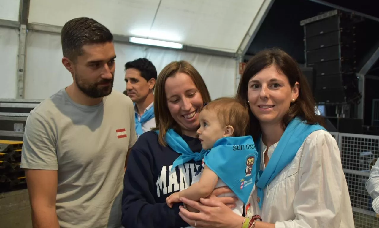 Acto de entrega de la primera pañoleta de San Mateo a los bebés en Monzón.