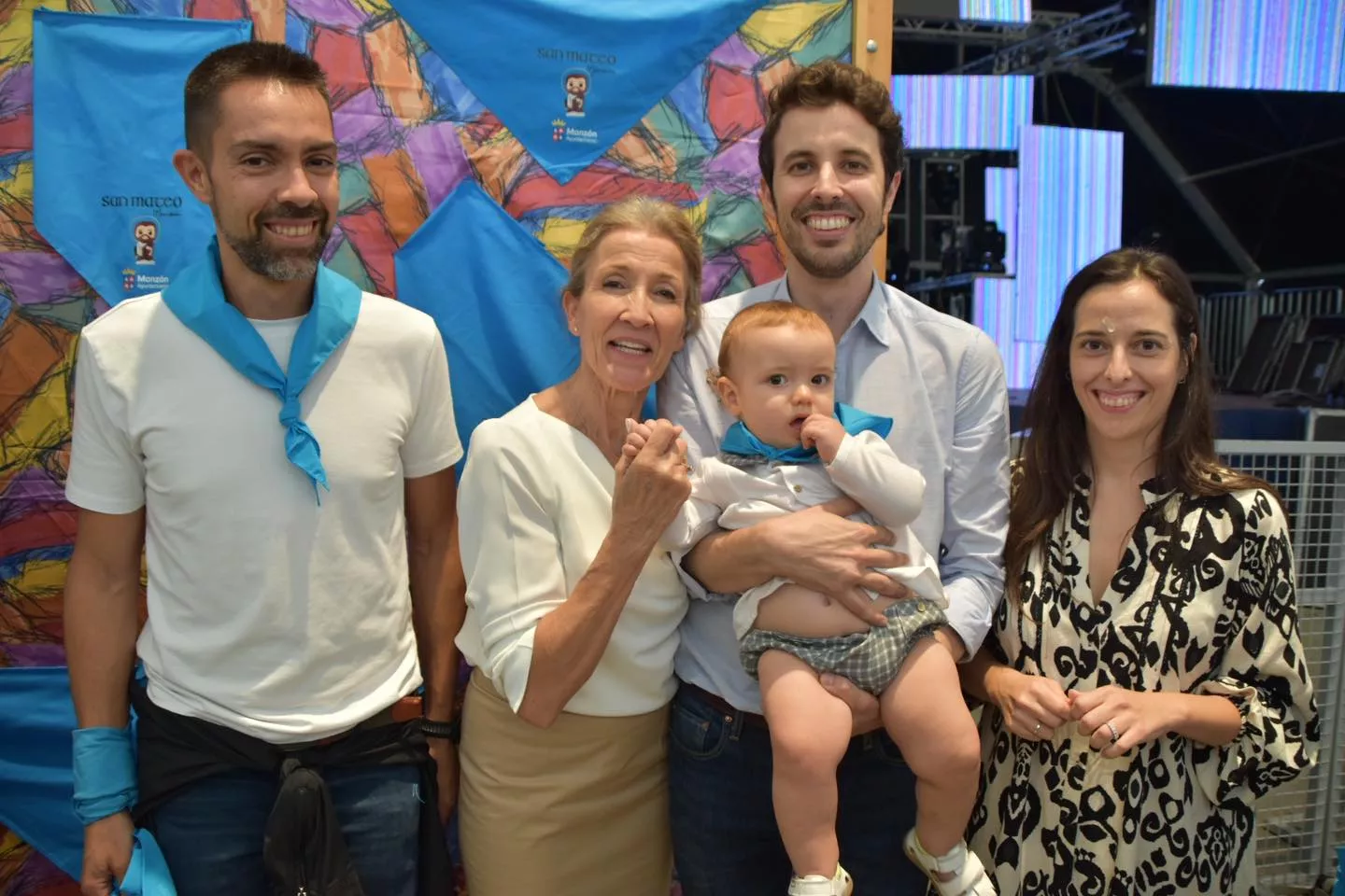 Acto de entrega de la primera pañoleta de San Mateo a los bebés en Monzón.