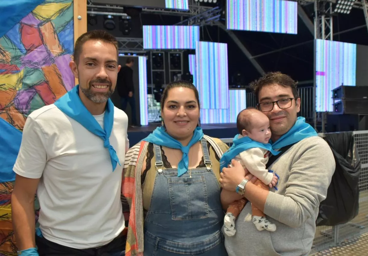 Acto de entrega de la primera pañoleta de San Mateo a los bebés en Monzón.