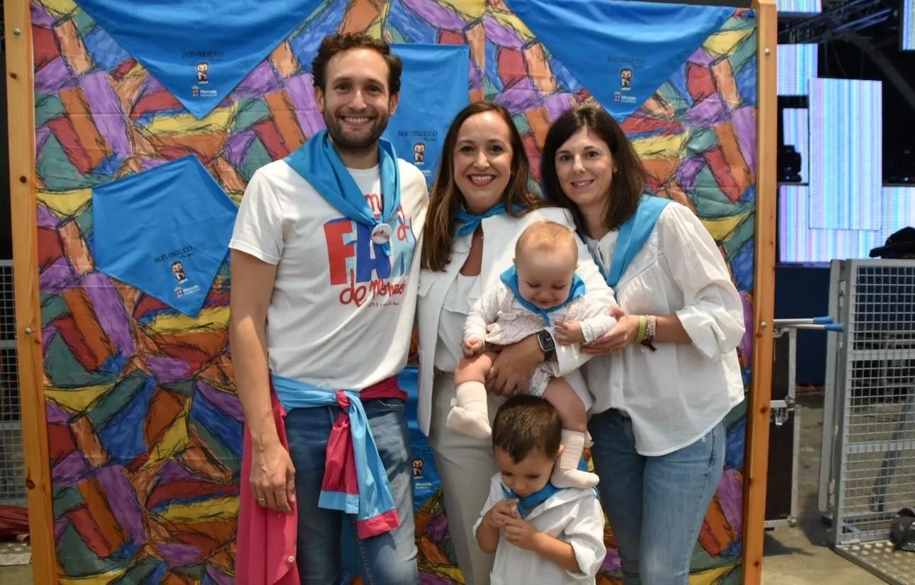 Acto de entrega de la primera pañoleta de San Mateo a los bebés en Monzón.