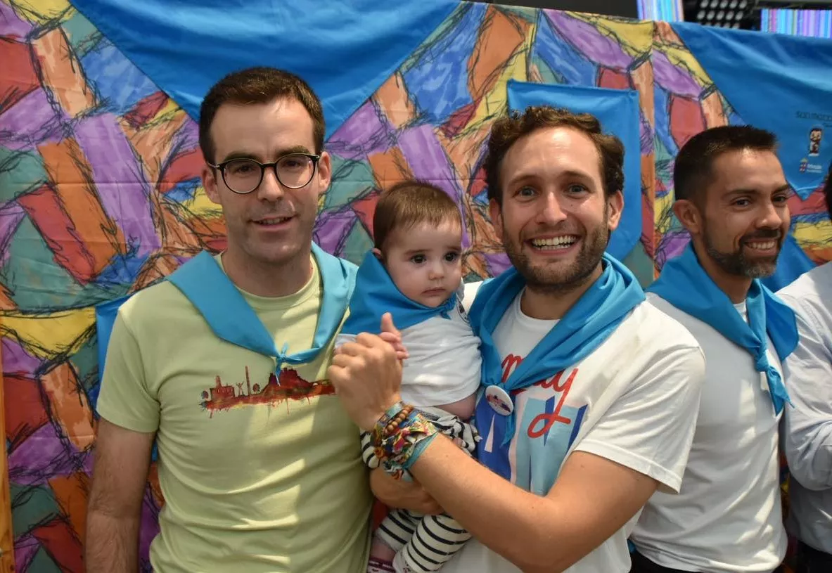 Acto de entrega de la primera pañoleta de San Mateo a los bebés en Monzón.