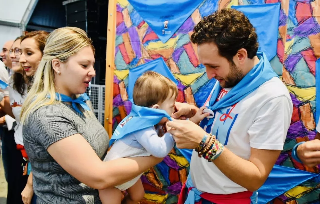 Acto de entrega de la primera pañoleta de San Mateo a los bebés en Monzón.