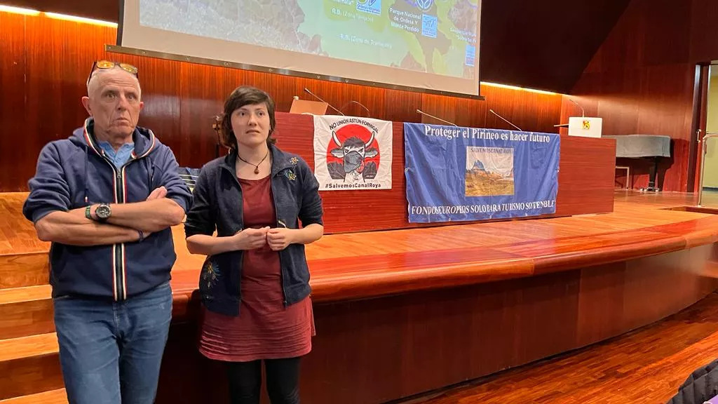 Marina Gros junto a José Luis Martínez, de la PDMA, en un acto en Huesca.