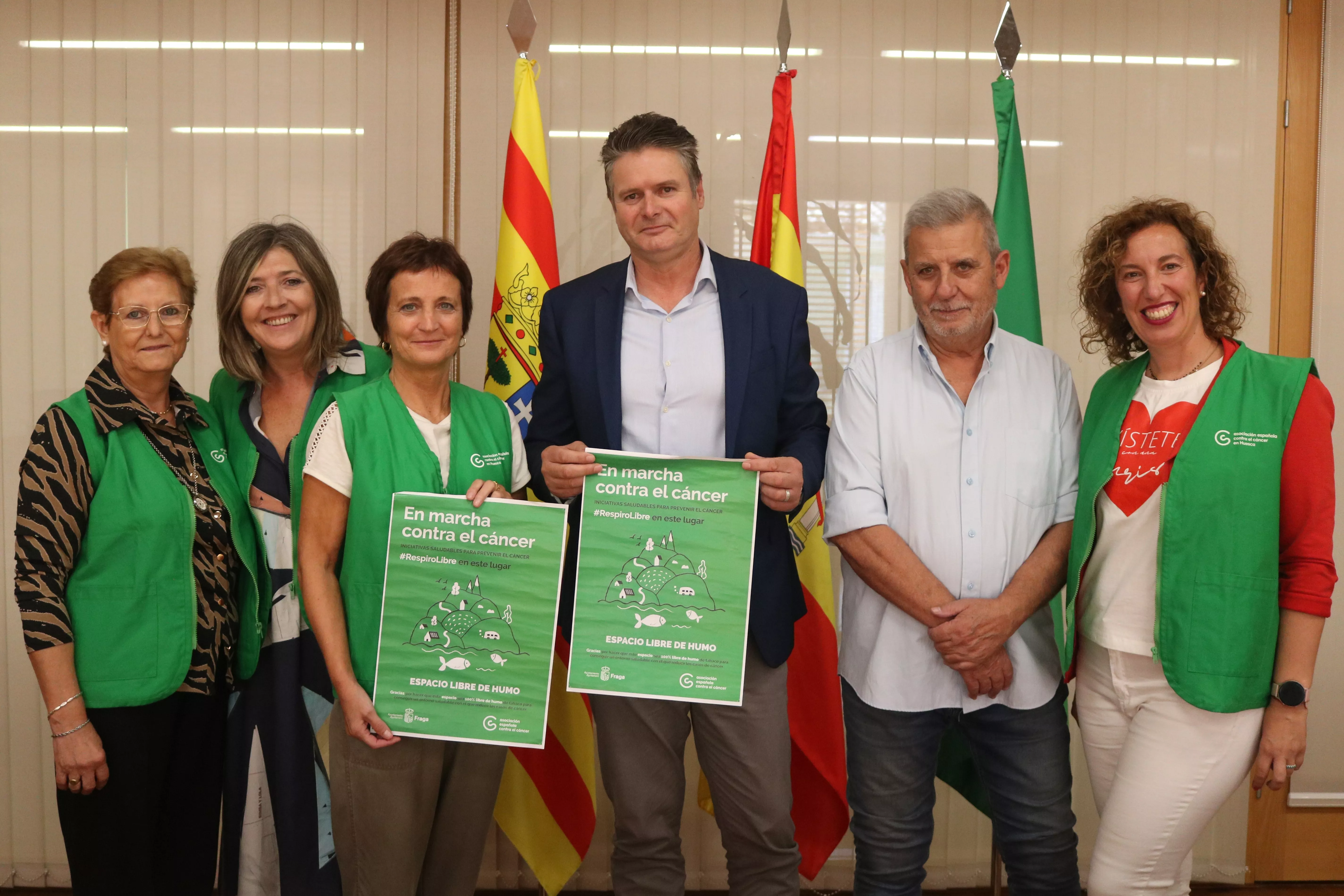 Participantes en el acto de firma del convenio entre el Ayuntamiento de Fraga y la AECC.