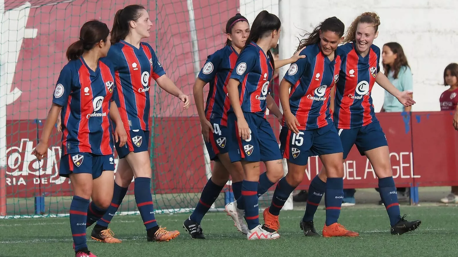 Las jugadoras del Huesca celebran un gol. 