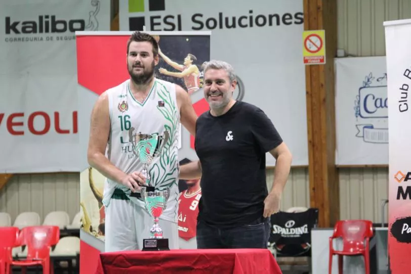 José Malo sujeta el trofeo que acredita a Lobe Huesca como ganador del II Memorial Julio Viela en Zaragoza.