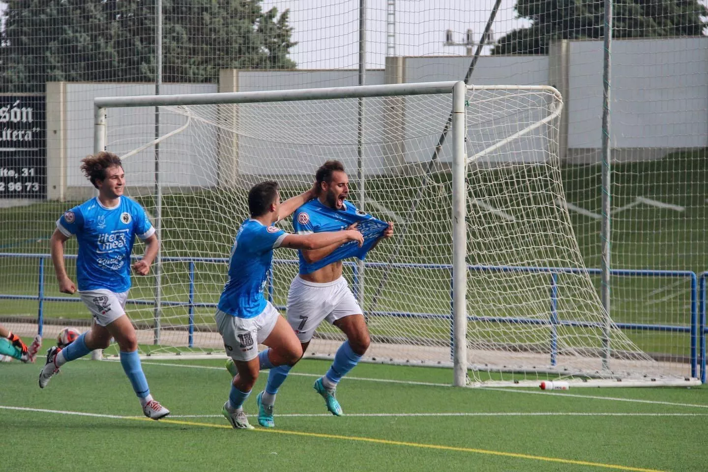 Cesc Gómez celebra el tanto de penalti que dio el triunfo al Binéfar ante el Tamarite en el derbi. Foto: CD Binéfar