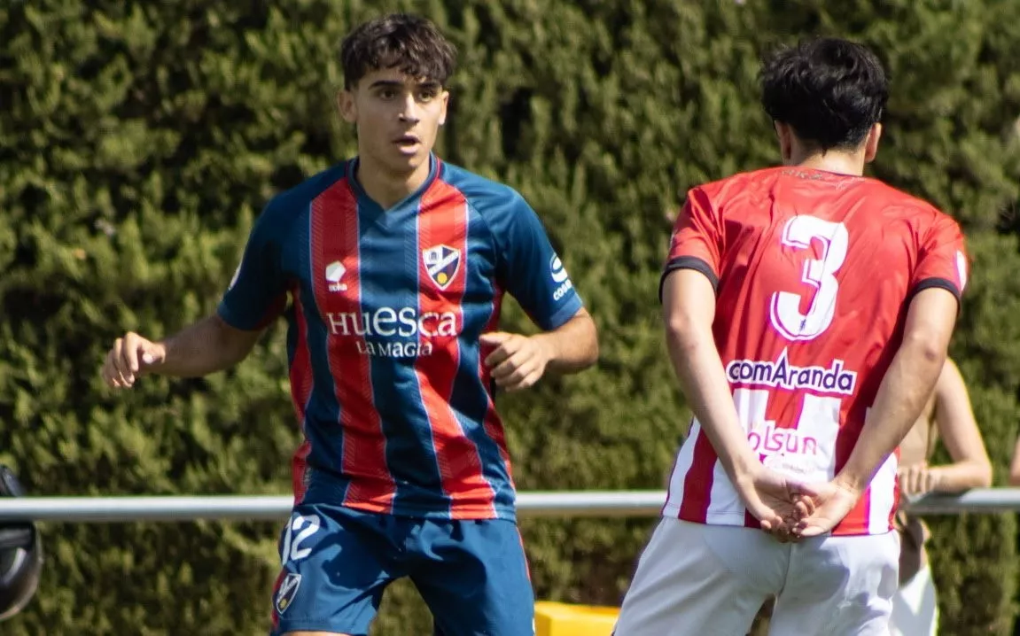 Un jugador del Huesca B en el partido ante el Illueca de la primera jornada.