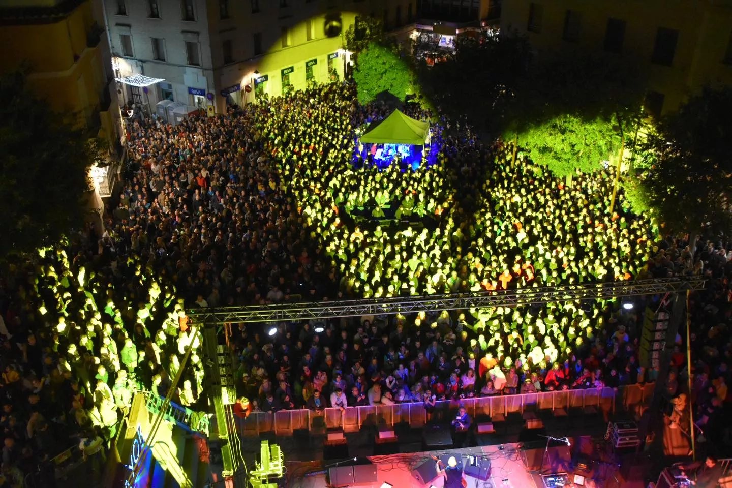 Concierto de Celtas Cortos en la plaza Mayor de Monzón.