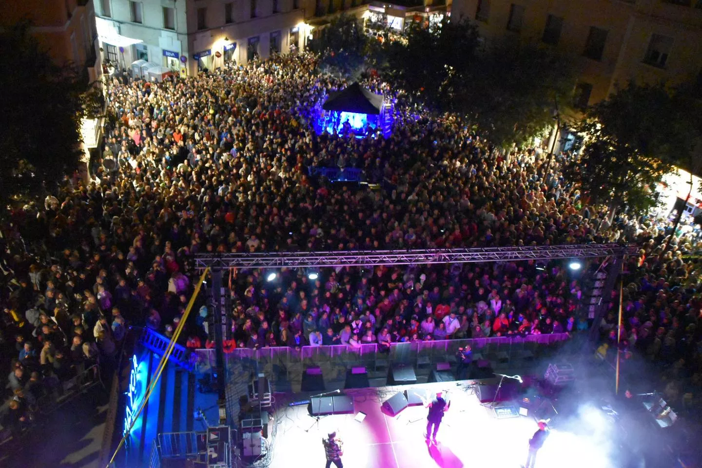 Concierto de Celtas Cortos en la plaza Mayor de Monzón.