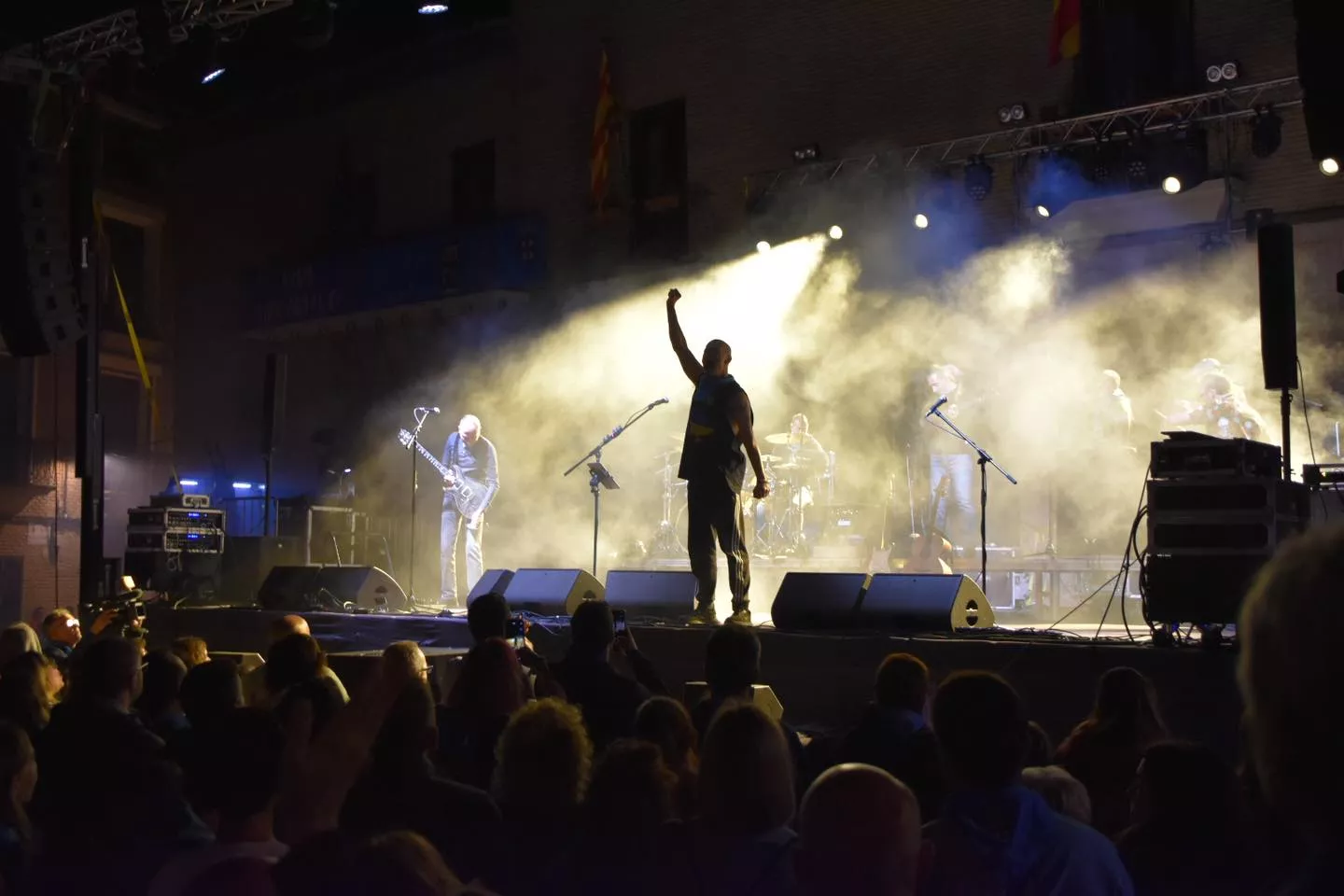 Concierto de Celtas Cortos en la plaza Mayor de Monzón.