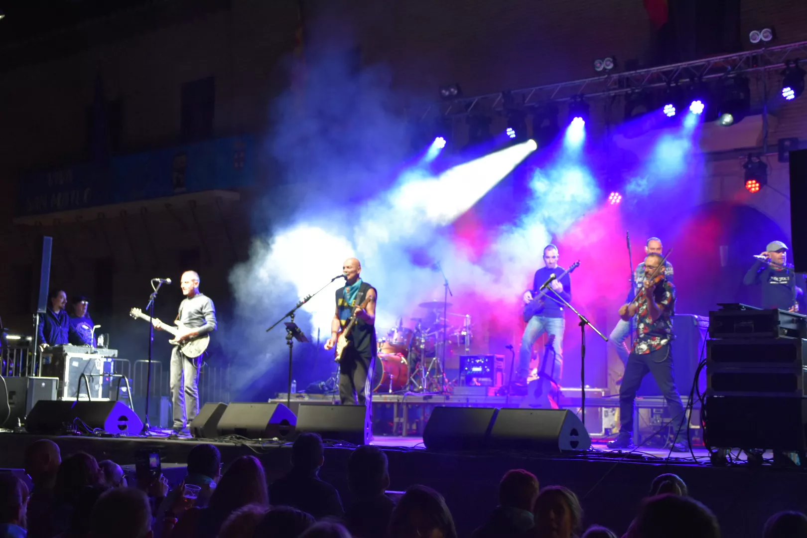 Concierto de Celtas Cortos en la plaza Mayor de Monzón.