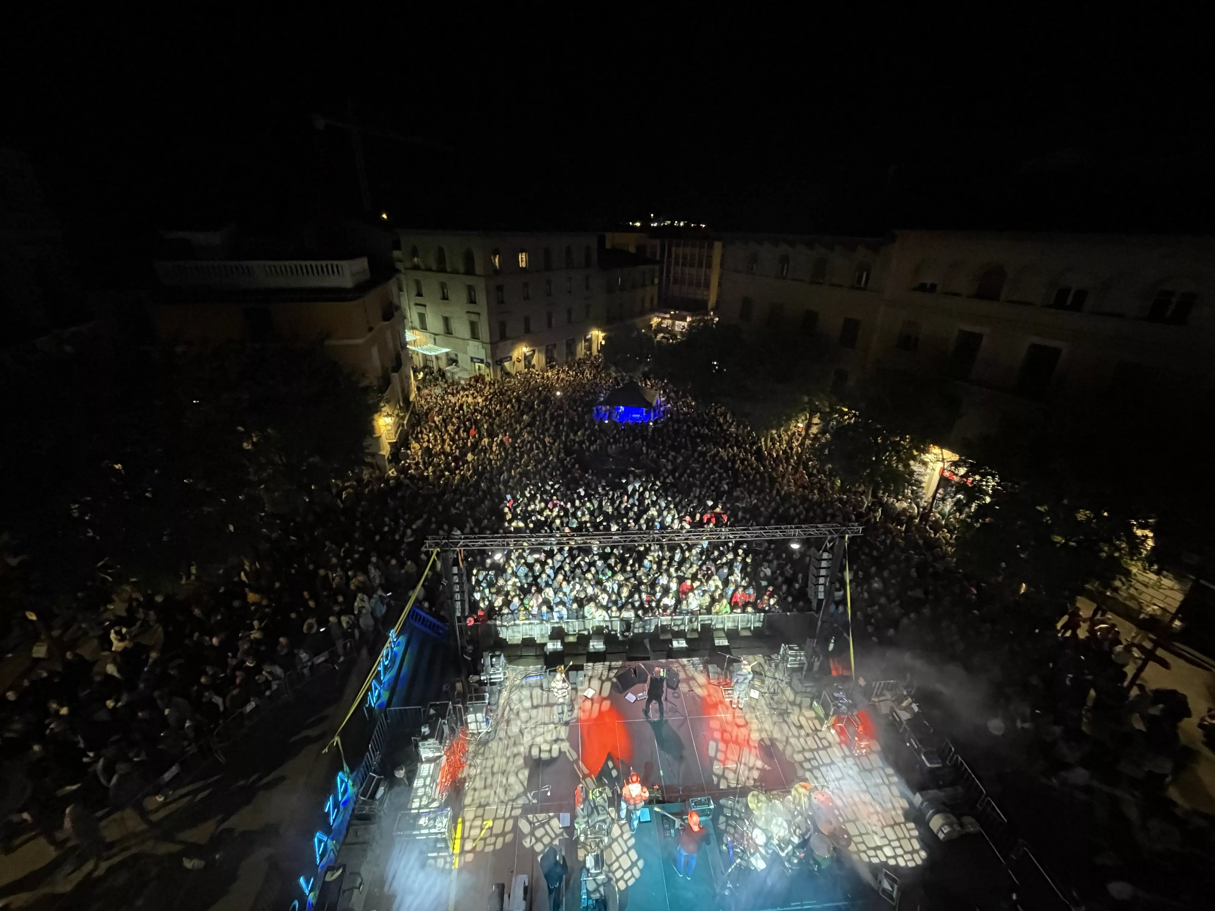 Lleno en la plaza Mayor de Monzón para escuchar a Celtas Cortos.