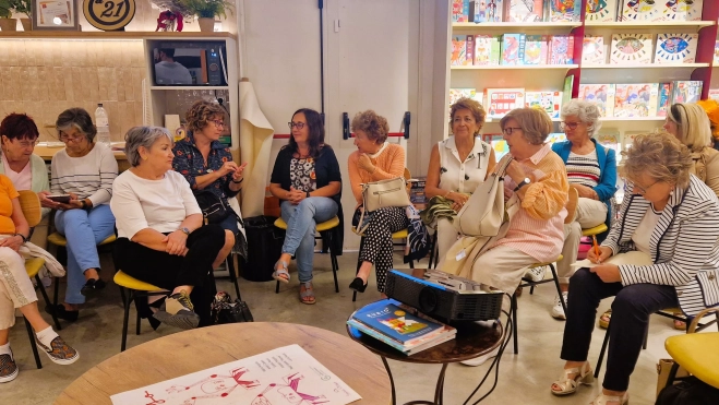 Asistentes al I Certamen Cangrejo, en la librería Santos Ochoa. Foto Myriam Martínez Asistentes al I Certamen Cangrejo, en la librería Santos Ochoa. Foto Myriam Martínez