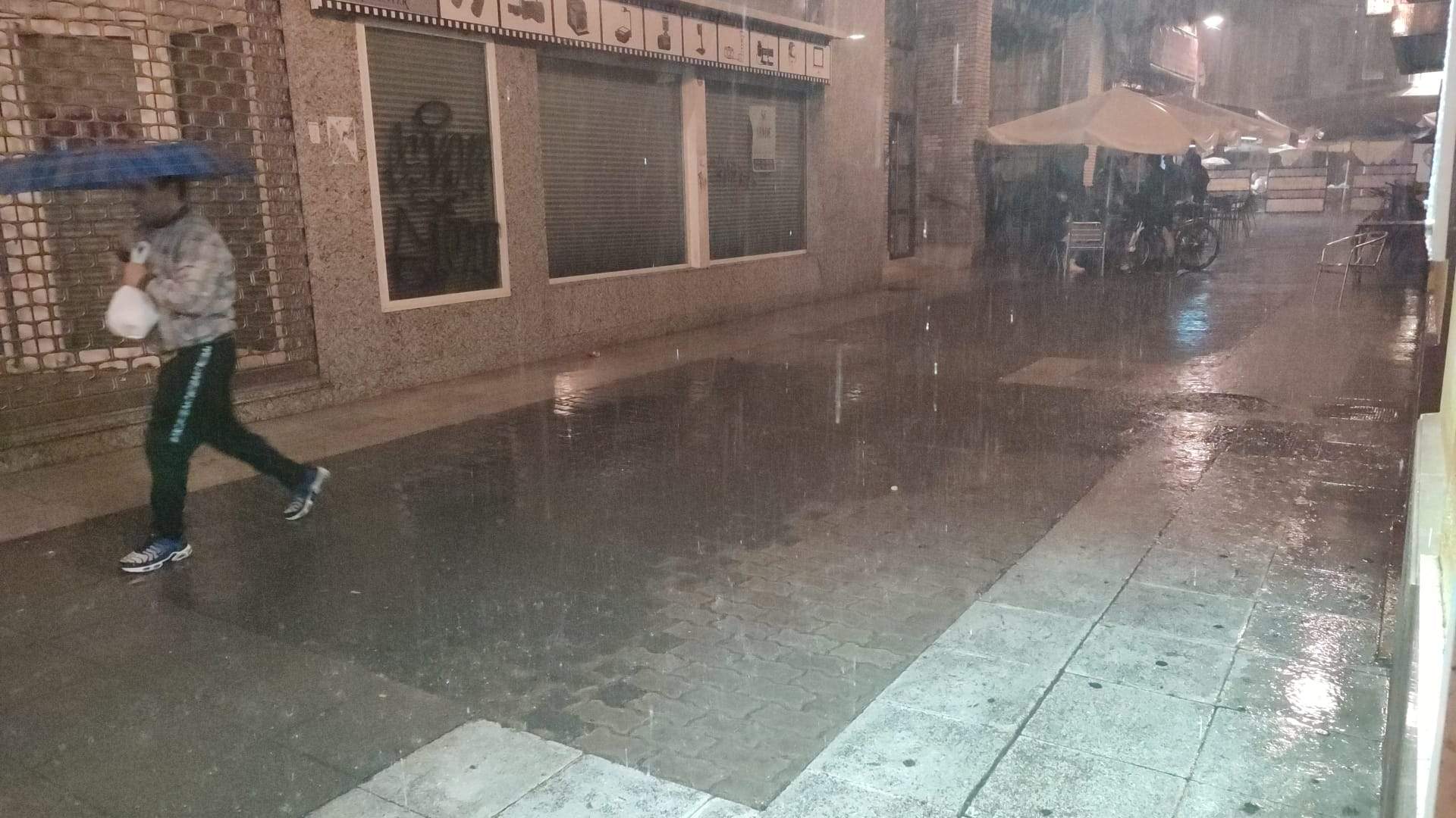 La lluvia ha caído con intensidad en Huesca capital 