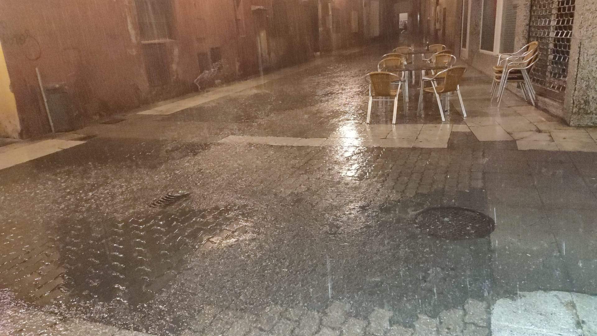 La lluvia ha caído con intensidad en Huesca capital 