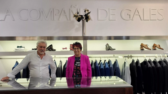 Pedro y Ángela en su negocio. Pedro y Ángela en su negocio.