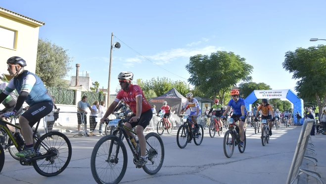 Salida de la ruta larga y corta de la BTT Aspanoa. Foto La López