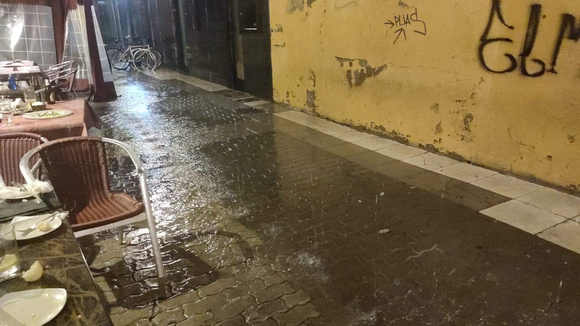 La lluvia ha caído con intensidad en Huesca capital 