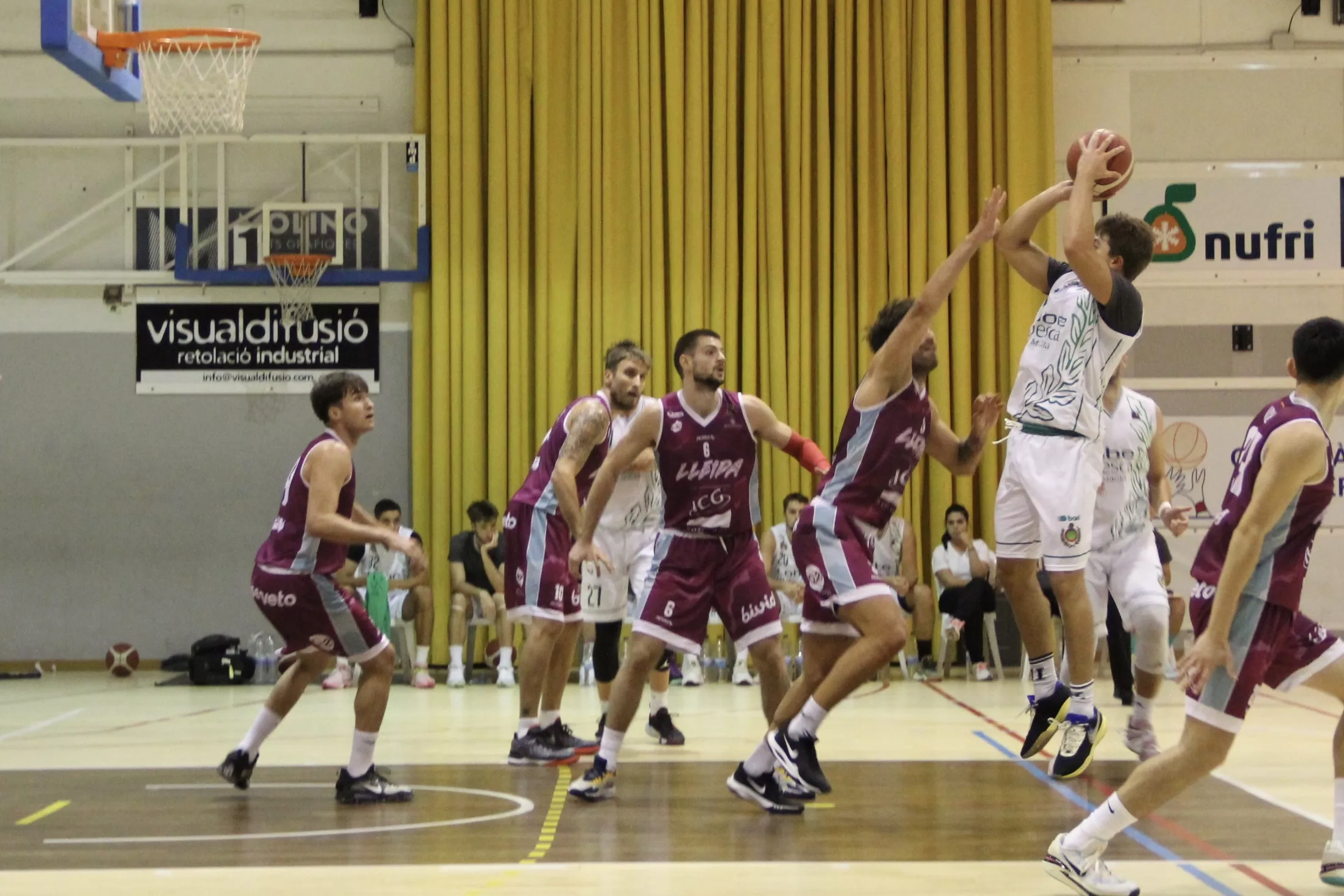 Disparo a canasta del Peñas, que ha padecido una derrota útil y meritoria ante el potente Lérida.