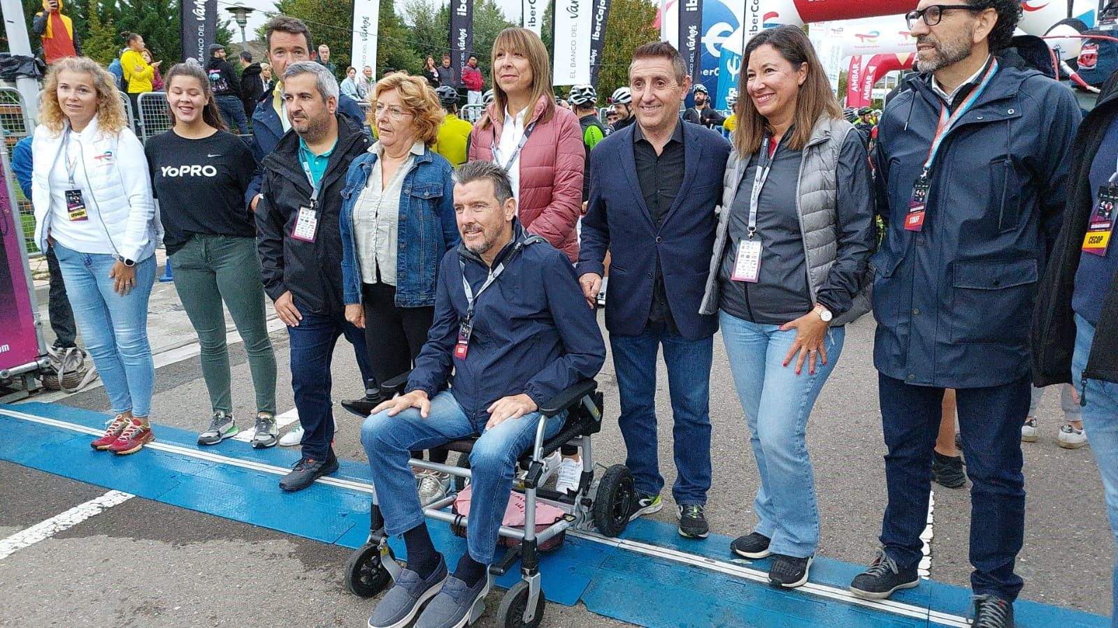 Unzué y las autoridades, en la salida