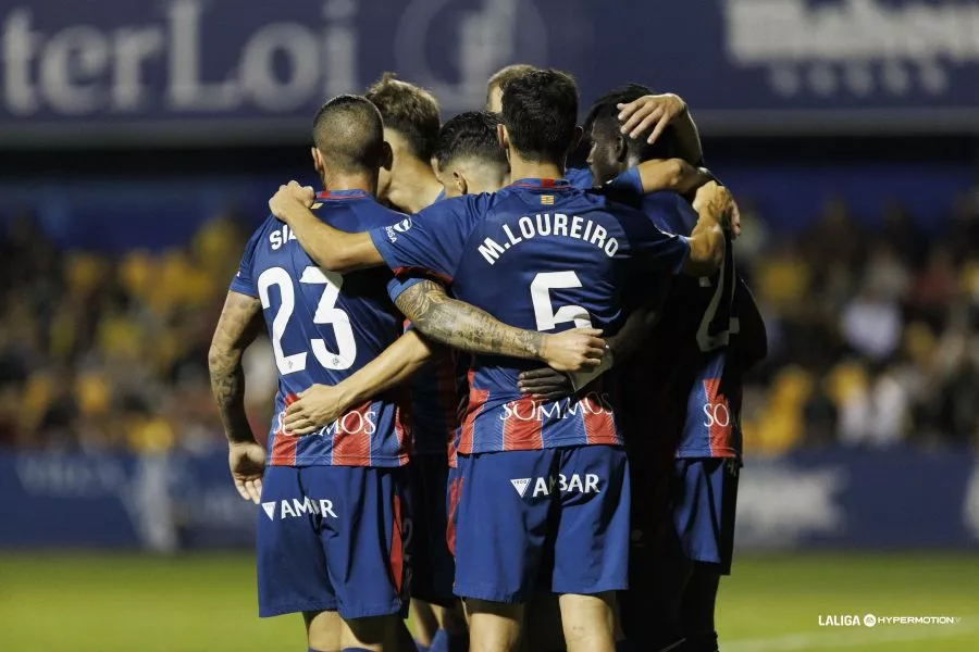 Todos unidos en la celebración del gol