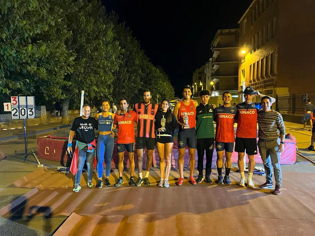 Los participantes y en el centro, con los trofeos Templarios, los ganadores.