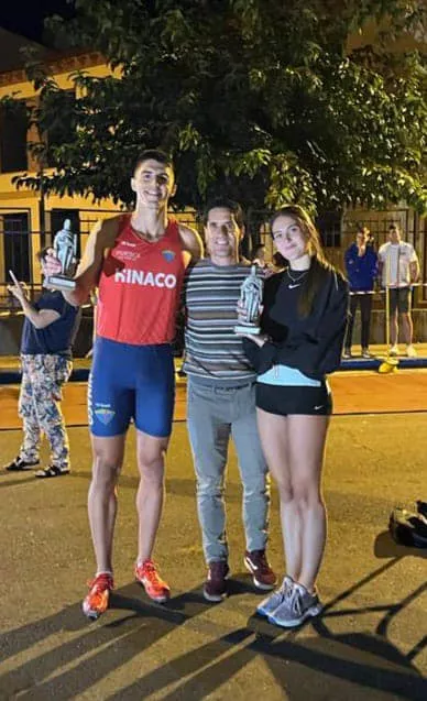 Salto de altura en la calle. Eliseo Martín con los vencedores.