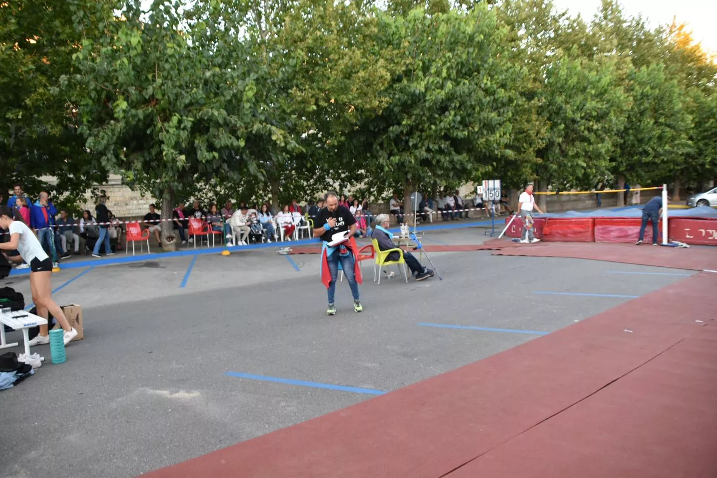 Salto de altura en la calle.