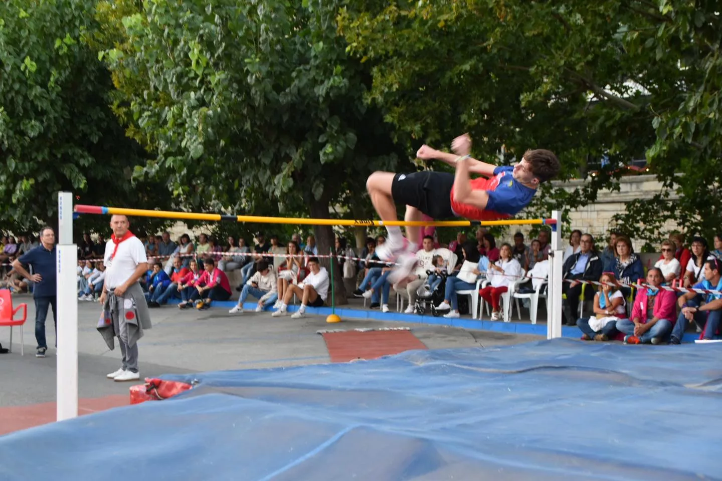 Salto de altura en la calle.