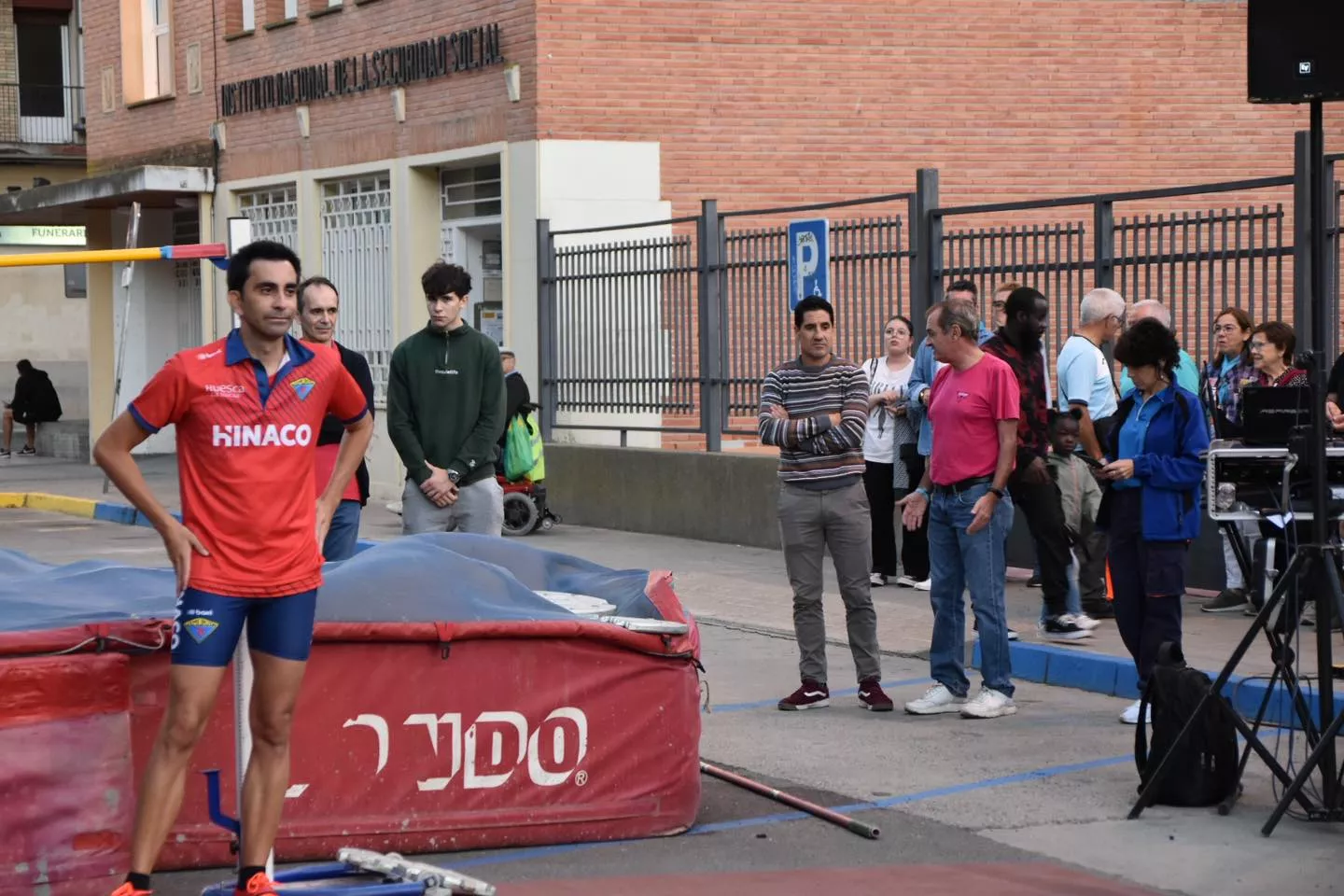 Salto de altura en la calle. Dani Martí, impulsor de la competición.